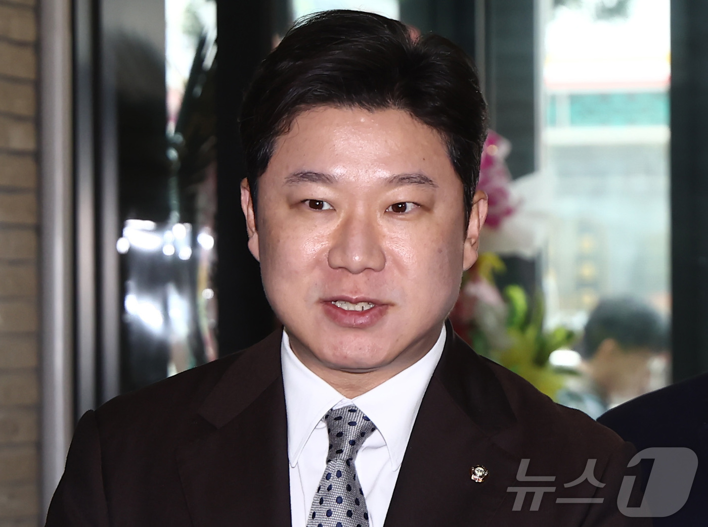 (서울=뉴스1) 김민지 기자 = 진종오 국민의힘 의원이 추가 소명을 하기 위해 20일 오전 서울 영등포구 중앙당사에서 열린 중앙윤리위원회 회의에 출석하며 발언하고 있다.진 의원은 …