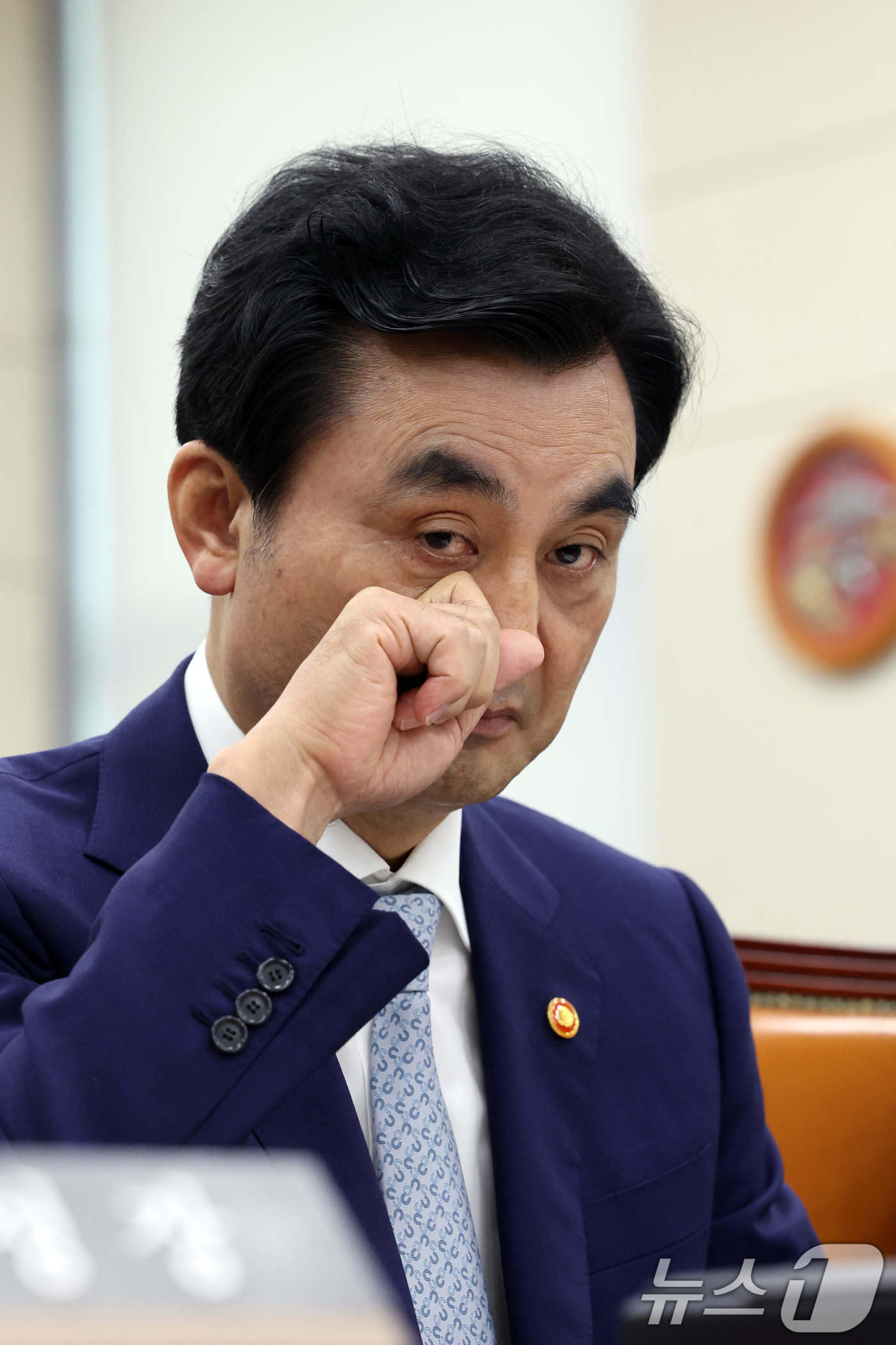 (서울=뉴스1) 황기선 기자 = 안규백 국방부 장관이 20일 오전 서울 여의도 국회에서 열린 국방위원회 전체회의에서 얼굴을 만지고 있다.  2026.8.20/뉴스1