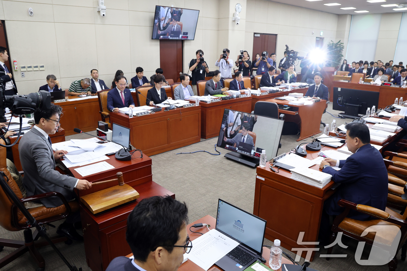 (서울=뉴스1) 황기선 기자 = 진성준 국방위원장이 20일 오전 서울 여의도 국회에서 열린 국방위원회 전체회의에서 의사봉을 두드리고 있다.  2026.8.20/뉴스1