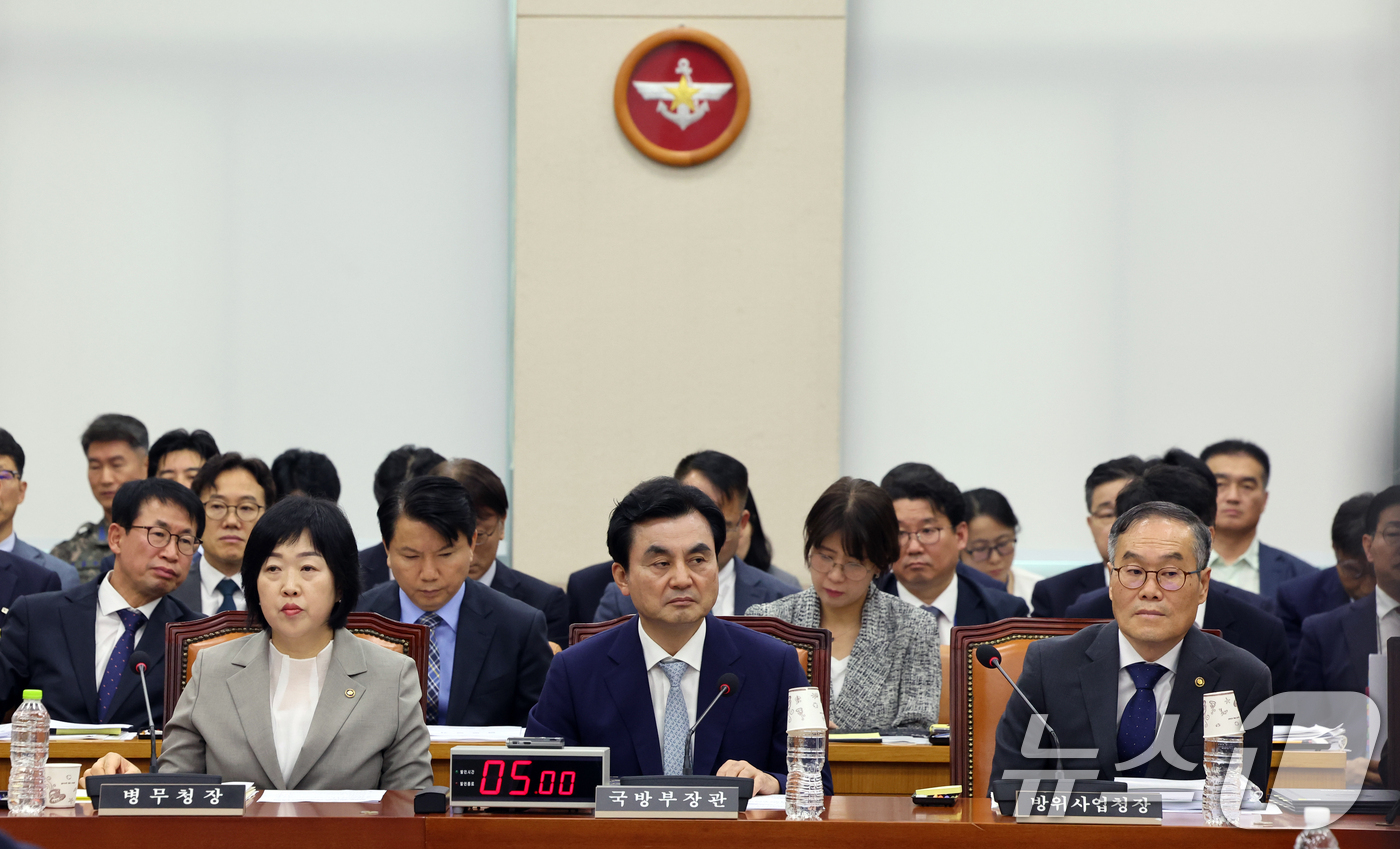 (서울=뉴스1) 황기선 기자 = 안규백 국방부 장관이 20일 오전 서울 여의도 국회에서 열린 국방위원회 전체회의에 자리하고 있다.왼쪽부터 홍소영 병부청자, 안 장관, 이용철 방위사 …