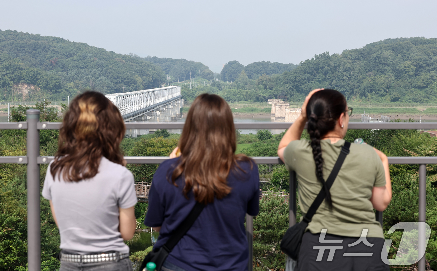 (파주=뉴스1) 최지환 기자 = 도널드 트럼프 미국 대통령은 19일(현지시간) 취재진과 만나 김정은 북한 노동당 총비서와의 대화 재개를 추진한다고 거듭 밝히며 북한이 핵무기 57기 …