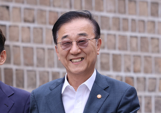 회동 장소로 이동하는 김윤덕 장관