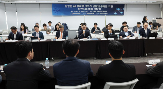AI 반도체 업계 간담회 갖는 배경훈 부총리