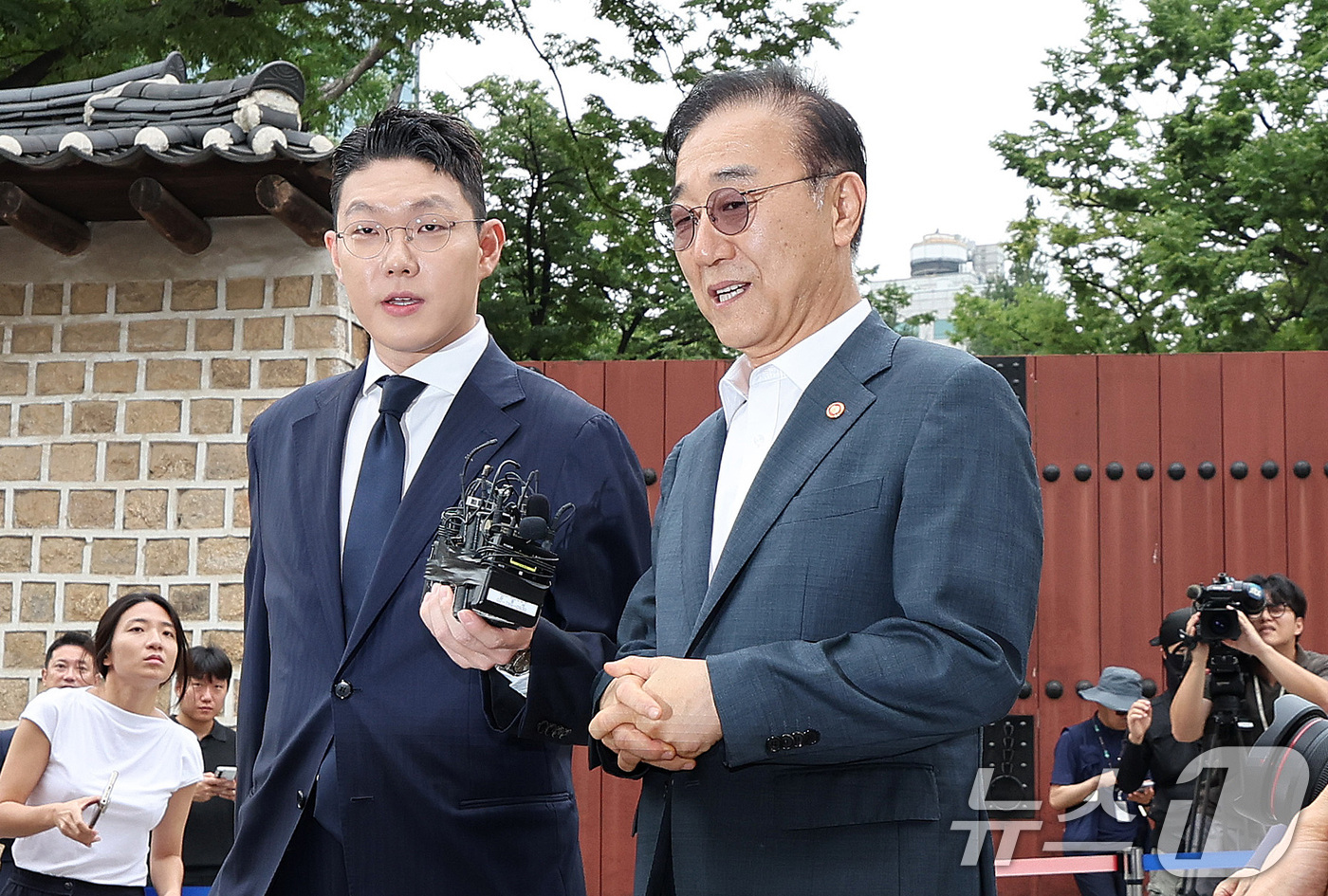(서울=뉴스1) 박지혜 기자 = 김윤덕 국토교통부 장관이 20일 서울 중구 정동에서 오세훈 서울시장과 서울 주택 공급 방안을 논의하기 위한 회동 장소로 이동하고 있다.이번 회동은 …