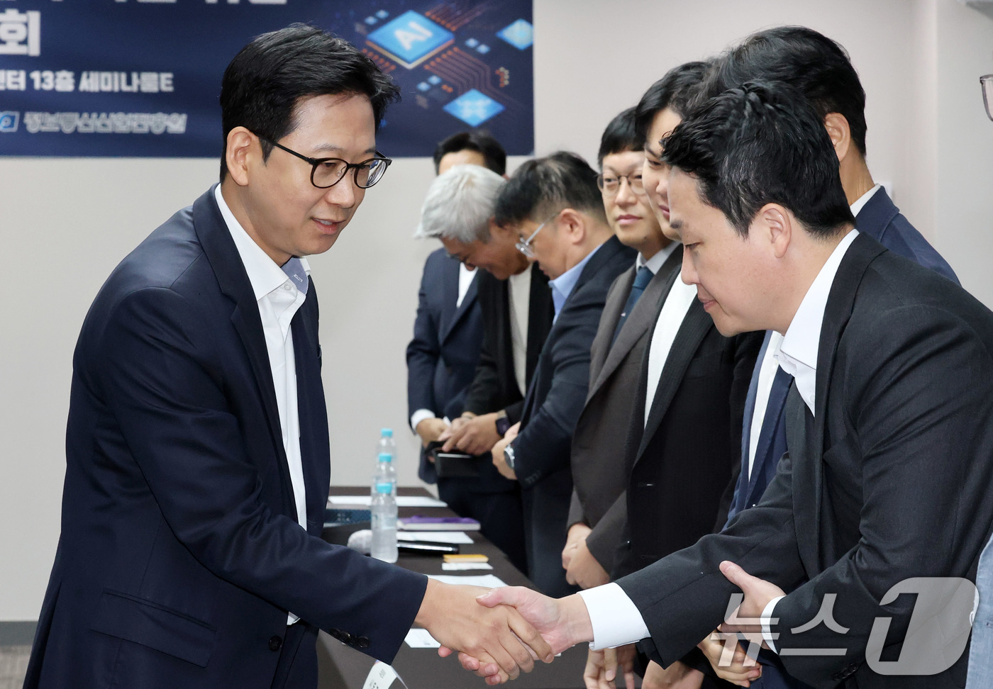 (서울=뉴스1) 박세연 기자 = 배경훈 부총리 겸 과학기술정보통신부 장관이 20일 서울 종로구 HJ비즈니스센터 광화문에서 열린 개방형 AI컴퓨팅 인프라 생태계 구축을 위한 AI반도 …