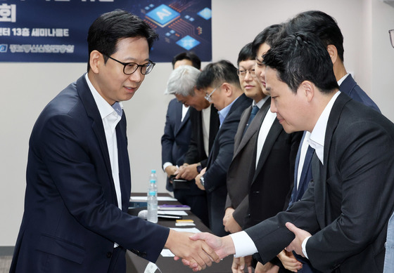 참석자들과 인사 나누는 배경훈 부총리