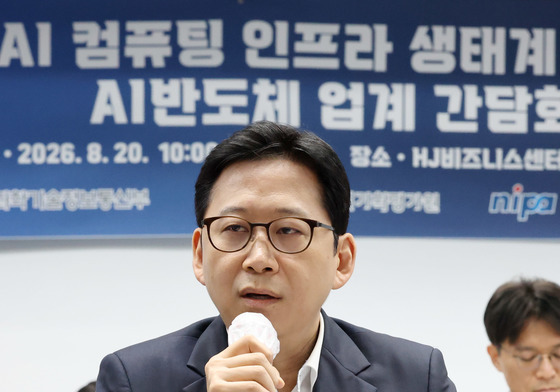 AI 반도체 업계 간담회 갖는 배경훈 부총리