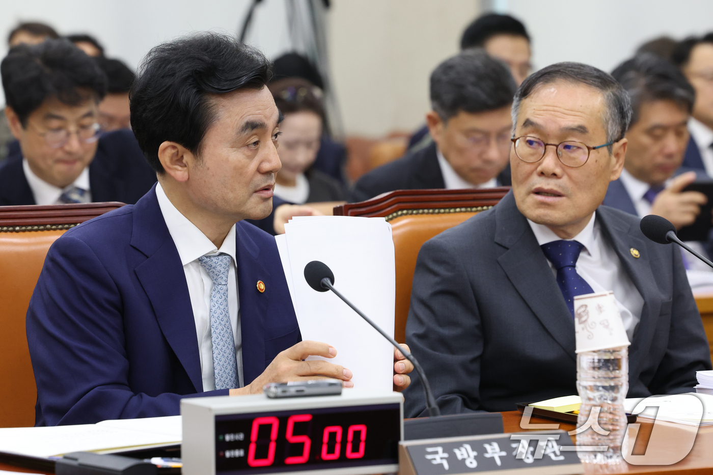 (서울=뉴스1) 황기선 기자 = 안규백 국방부 장관이 20일 오전 서울 여의도 국회에서 열린 국방위원회 전체회의에서 이용철 방위사업청장과 대화를 나누고 있다.  2026.8.20/ …
