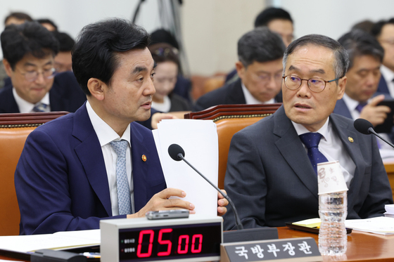 방위사업청장과 대화 나누는 안규백 장관