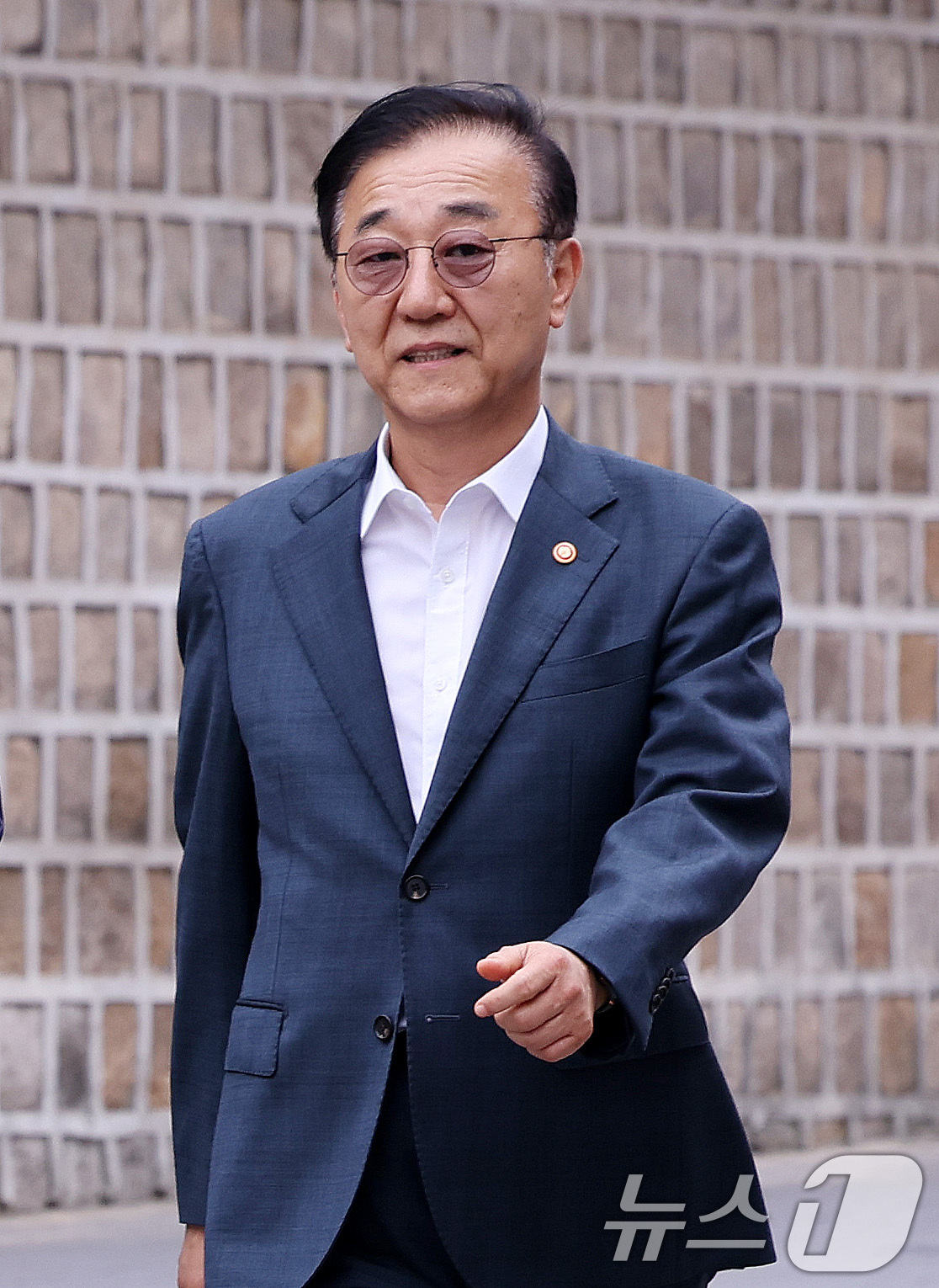 (서울=뉴스1) 박지혜 기자 = 김윤덕 국토교통부 장관이 20일 서울 중구 정동에서 오세훈 서울시장과 서울 주택 공급 방안을 논의하기 위한 회동 장소로 이동하고 있다.이번 회동은 …
