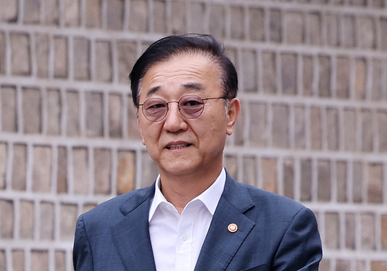 회동 장소로 향하는 김윤덕 장관