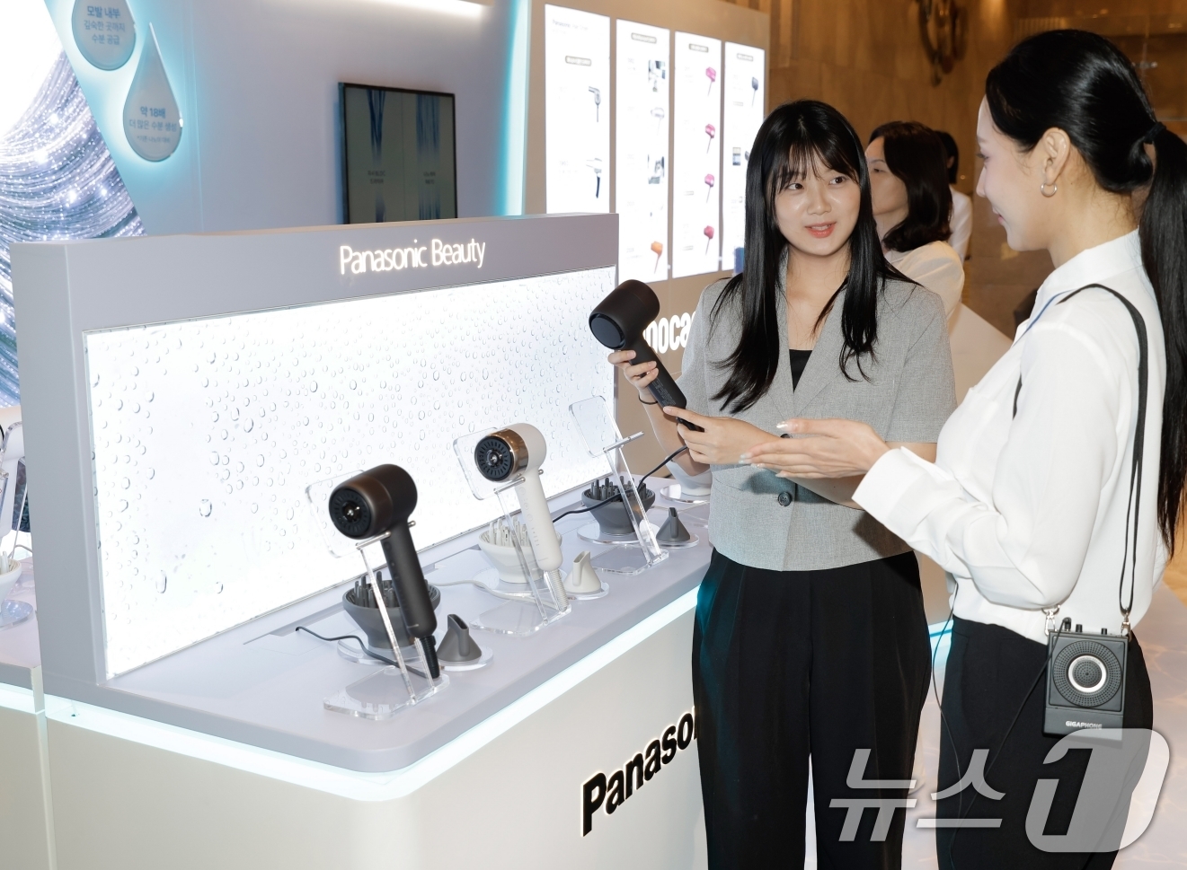 (서울=뉴스1) = 파나소닉코리아가 지난 19일 서울 강남구 보코 서울 강남에서 신제품 프리미엄 나노케어 헤어드라이어 ‘EH-NB70’ 출시를 기념해 체험존을 운영했다고 20일 밝 …
