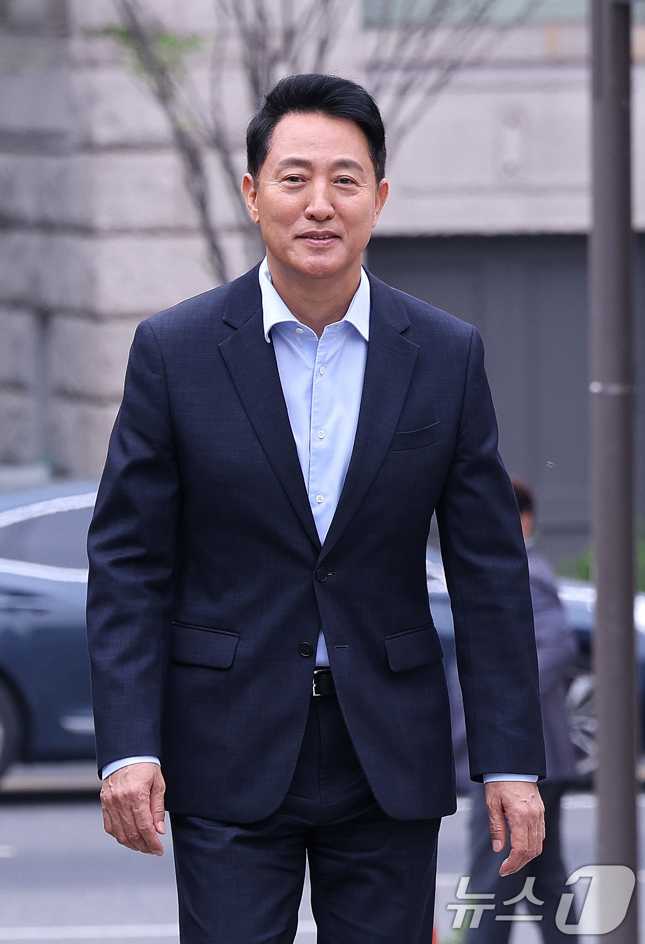 (서울=뉴스1) 박지혜 기자 = 오세훈 서울시장이 20일 서울 중구 정동에서 김윤덕 국토부 장관과 서울 주택 공급 방안을 논의하기 위한 회동 장소로 이동하고 있다.이번 회동은 정부 …