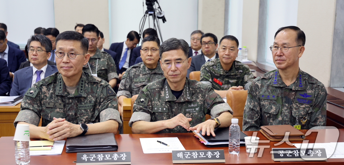(서울=뉴스1) 황기선 기자 = 김규하 육군참모총장(왼쪽부터), 김경률 해군참모총장, 손석락 공군참모청장이 20일 오전 서울 여의도 국회에서 열린 국방위원회 전체회의에 자리하고 있 …