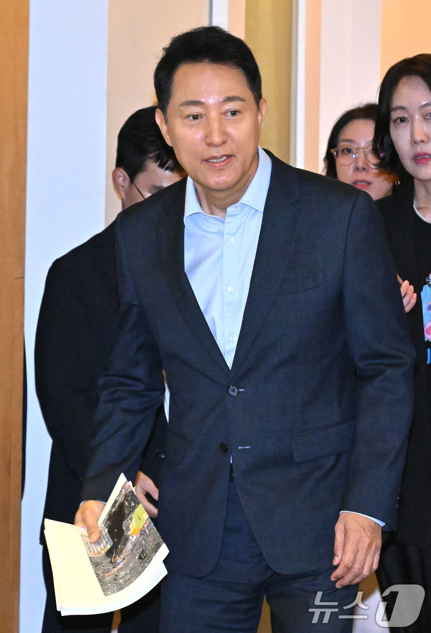 (서울=뉴스1) 박지혜 기자 = 오세훈 서울시장이 20일 오전 서울 중구 달개비에서 김윤덕 국토교통부 장관과 주택공급 관련 회동을 하기 위해 들어서고 있다. (공동취재) 2026. …