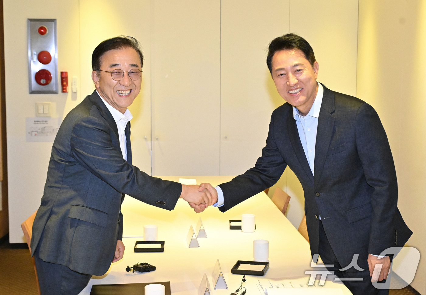 (서울=뉴스1) 박지혜 기자 = 김윤덕 국토교통부 장관(왼쪽)과 오세훈 서울시장이 20일 오전 서울 중구 달개비에서 주택공급 관련 회동을 하기 전 악수하고 있다. (공동취재) 20 …