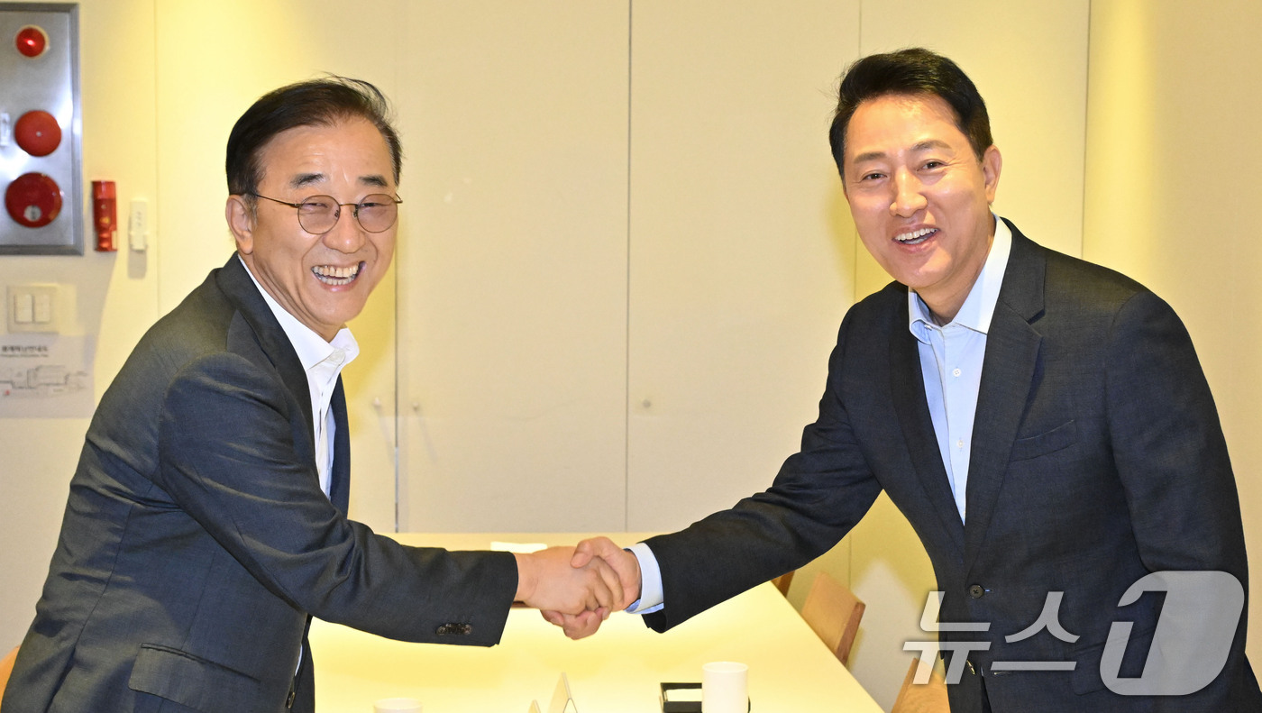 (서울=뉴스1) 박지혜 기자 = 김윤덕 국토교통부 장관(왼쪽)과 오세훈 서울시장이 20일 오전 서울 중구 달개비에서 주택공급 관련 회동을 하기 전 악수하고 있다. (공동취재) 20 …