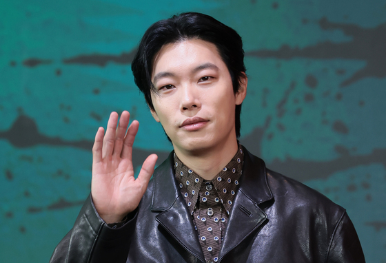 류준열, 인생을 송두리째 빼앗긴 소설가