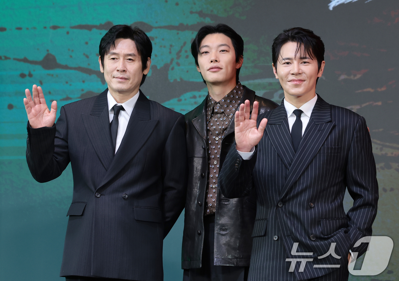 (서울=뉴스1) 권현진 기자 = 배우 설경구(왼쪽부터)와 류준열, 이규형이 20일 서울 마포구 호텔 나루 서울 엠갤러리에서 열린 넷플릭스 시리즈 '들쥐'(감독 김홍선) 제작발표회에 …