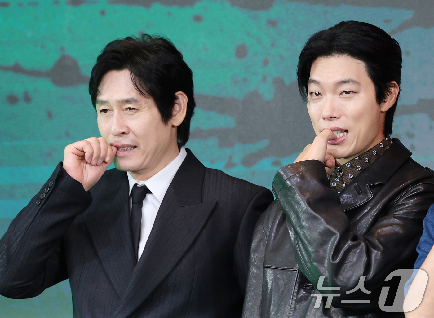 (서울=뉴스1) 권현진 기자 = 배우 설경구와 류준열(오른쪽)이 20일 서울 마포구 호텔 나루 서울 엠갤러리에서 열린 넷플릭스 시리즈 '들쥐'(감독 김홍선) 제작발표회에서 포즈를 …