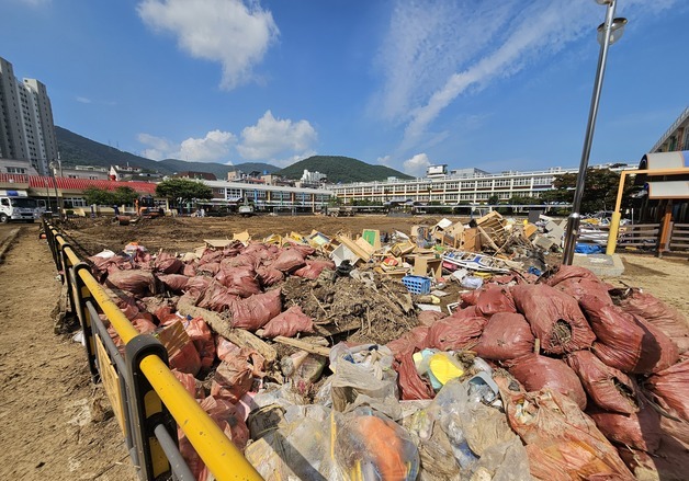 교실 천장 무너지고·급식실 침수…거제 초등학교 2곳 개학 연기