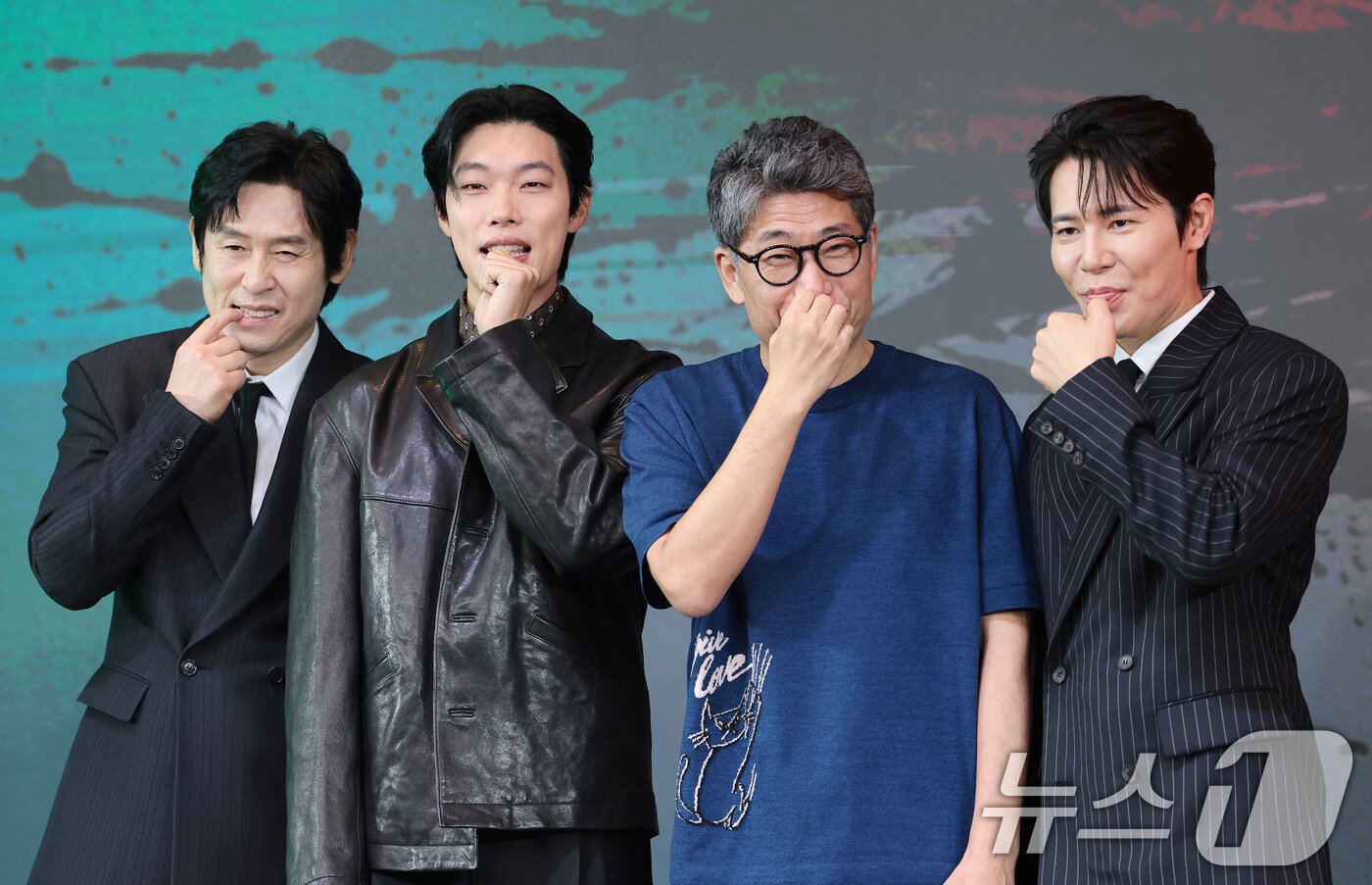 본문 이미지 - 배우 설경구(왼쪽부터)와 류준열, 김홍선 감독, 이규형이 20일 서울 마포구 호텔 나루 서울 엠갤러리에서 열린 넷플릭스 시리즈 '들쥐' 제작발표회에서 포즈를 취하고 있다. 동명의 웹툰을 원작으로 하는 ‘들쥐’는 의문의 존재 들쥐에게 이름, 얼굴, 인생을 송두리째 빼앗긴 소설가 문재(류준열 분)와 잃어버린 돈을 회수하려는 사채업자 노자(설경구 분), 그리고 형사 순용(이규형 분)이 들쥐의 정체를 쫓으며 벌어지는 이야기를 그린 추적 스릴러다. 2026.8.20 ⓒ 뉴스1 권현진 기자