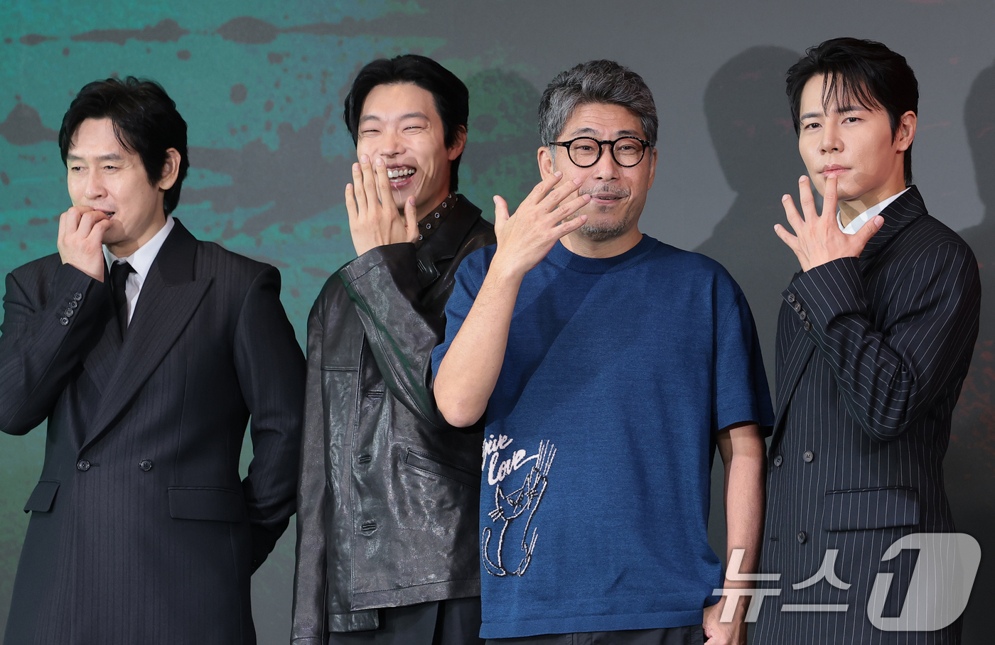 (서울=뉴스1) 권현진 기자 = 배우 설경구(왼쪽부터)와 류준열, 김홍선 감독, 이규형이 20일 서울 마포구 호텔 나루 서울 엠갤러리에서 열린 넷플릭스 시리즈 '들쥐' 제작발표회에 …