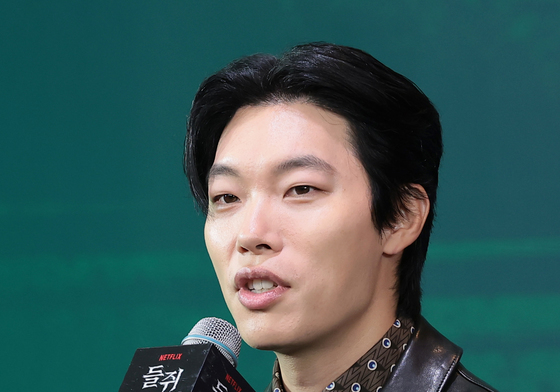 '들쥐' 류준열, 1인2역 도전