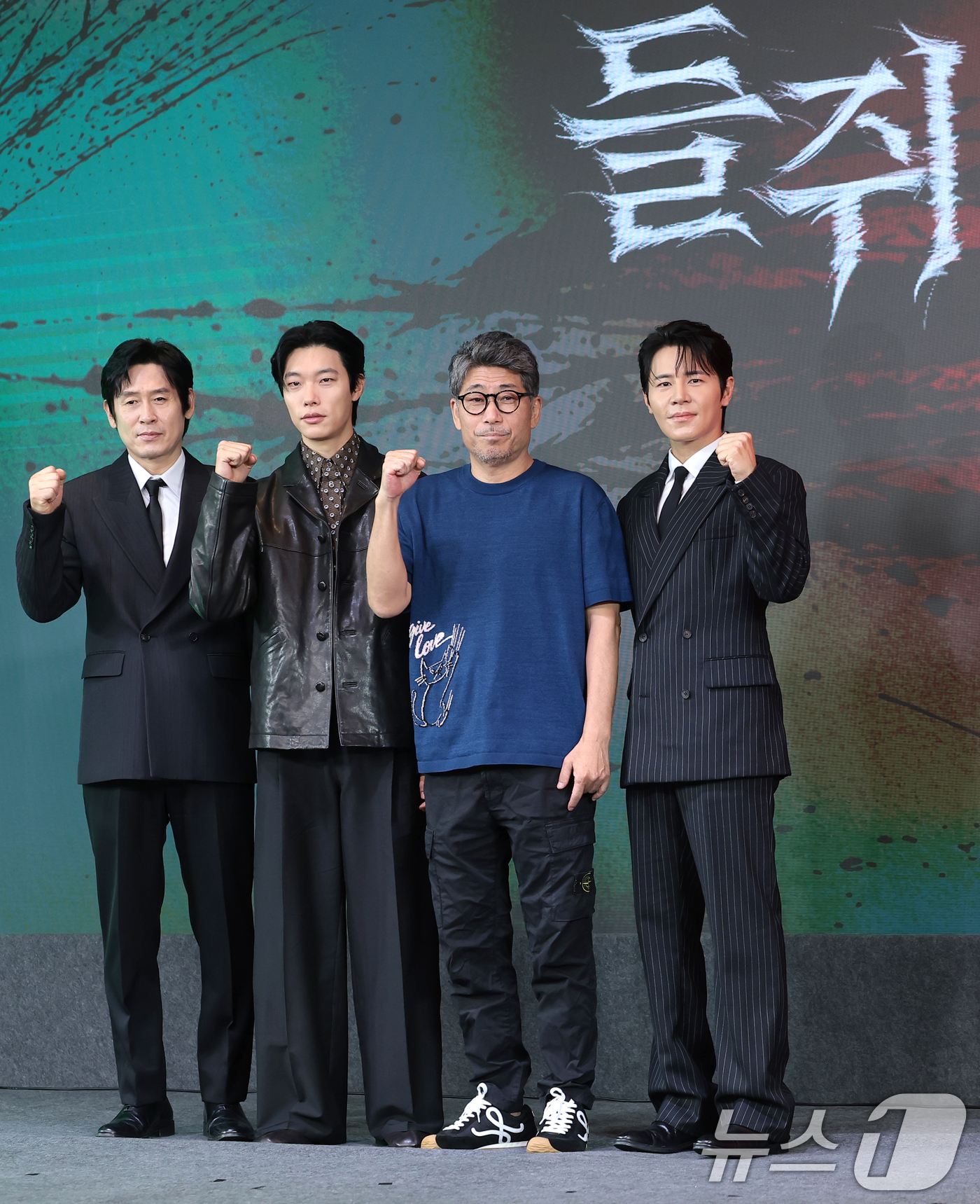 (서울=뉴스1) 권현진 기자 = 배우 설경구(왼쪽부터)와 류준열, 김홍선 감독, 이규형이 20일 서울 마포구 호텔 나루 서울 엠갤러리에서 열린 넷플릭스 시리즈 '들쥐' 제작발표회에 …