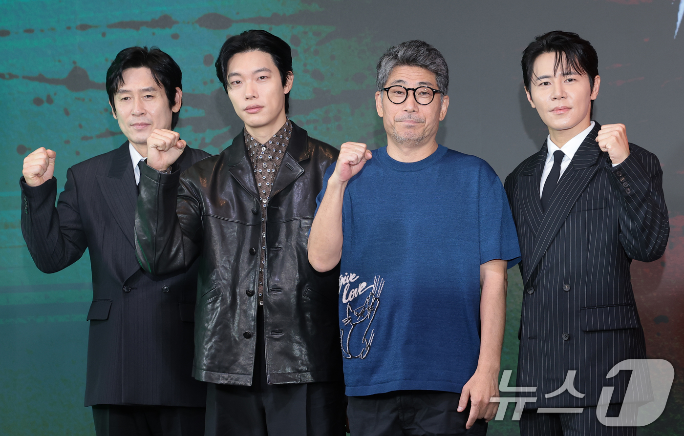 (서울=뉴스1) 권현진 기자 = 배우 설경구(왼쪽부터)와 류준열, 김홍선 감독, 이규형이 20일 서울 마포구 호텔 나루 서울 엠갤러리에서 열린 넷플릭스 시리즈 '들쥐' 제작발표회에 …