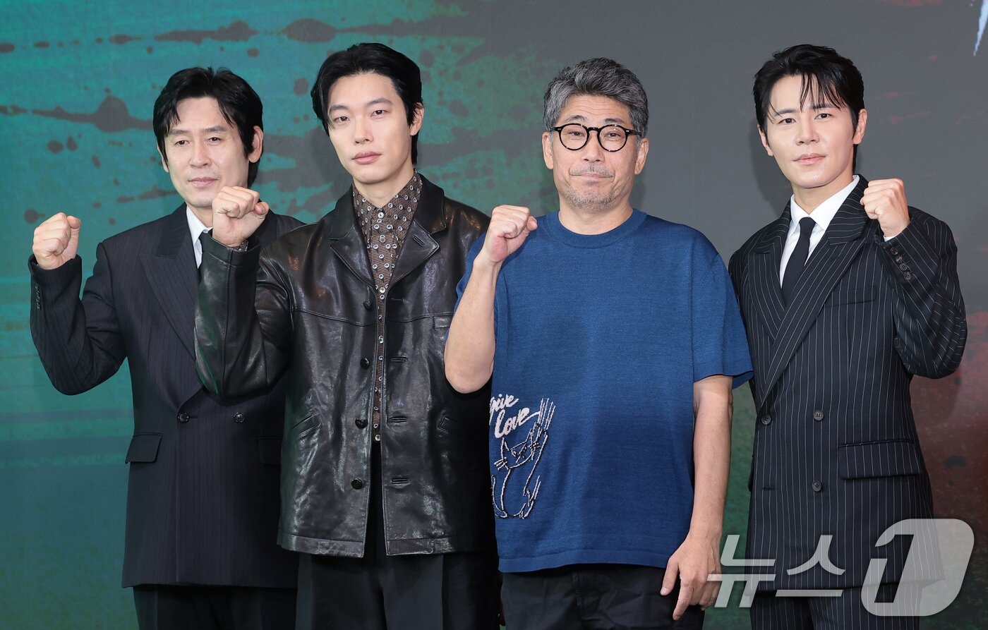 본문 이미지 - 배우 설경구(왼쪽부터)와 류준열, 김홍선 감독, 이규형이 20일 서울 마포구 호텔 나루 서울 엠갤러리에서 열린 넷플릭스 시리즈 '들쥐' 제작발표회에서 포즈를 취하고 있다. 동명의 웹툰을 원작으로 하는 ‘들쥐’는 의문의 존재 들쥐에게 이름, 얼굴, 인생을 송두리째 빼앗긴 소설가 문재(류준열 분)와 잃어버린 돈을 회수하려는 사채업자 노자(설경구 분), 그리고 형사 순용(이규형 분)이 들쥐의 정체를 쫓으며 벌어지는 이야기를 그린 추적 스릴러다. 2026.8.20 ⓒ 뉴스1 권현진 기자