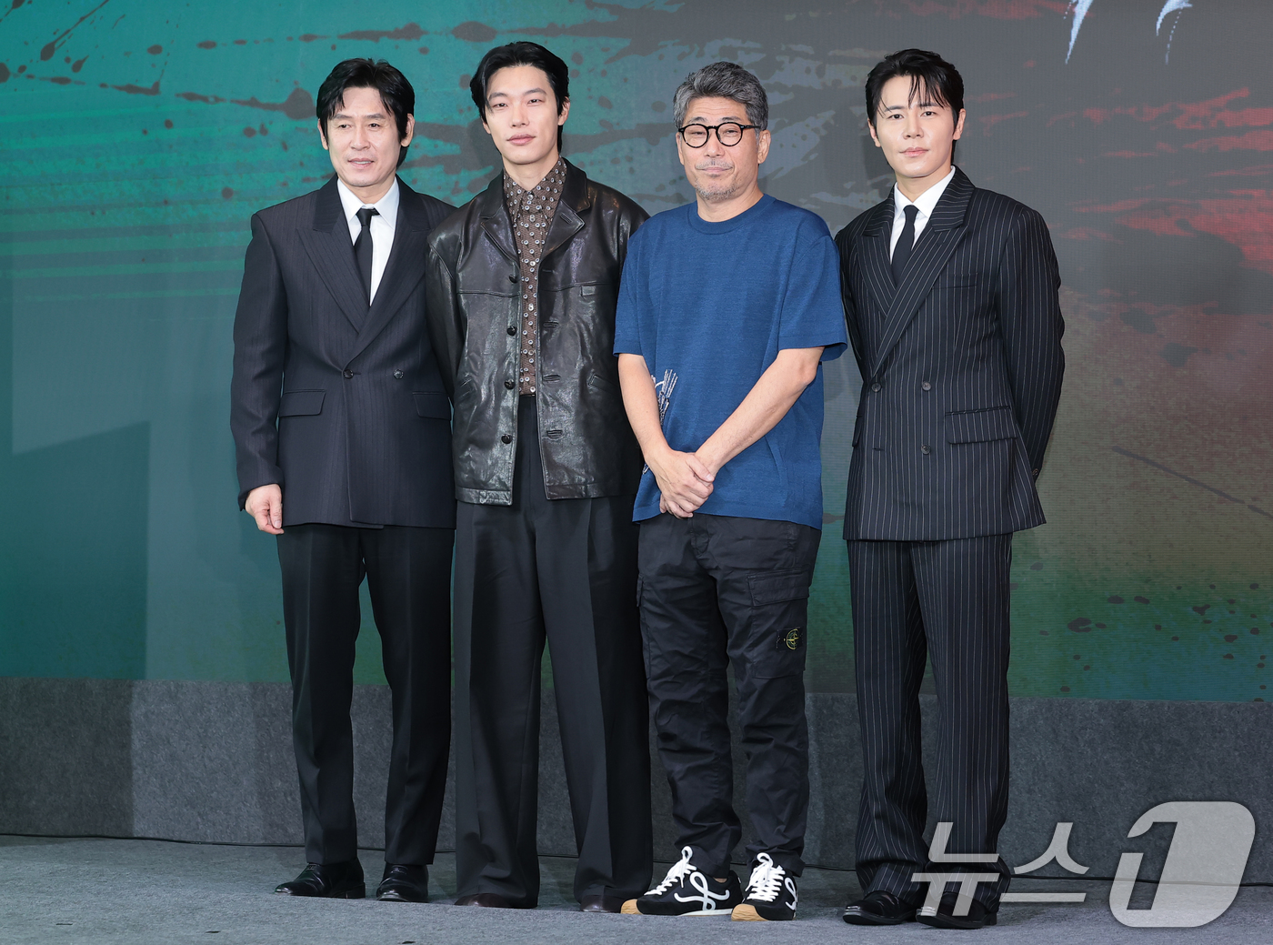 (서울=뉴스1) 권현진 기자 = 배우 설경구(왼쪽부터)와 류준열, 김홍선 감독, 이규형이 20일 서울 마포구 호텔 나루 서울 엠갤러리에서 열린 넷플릭스 시리즈 '들쥐' 제작발표회에 …