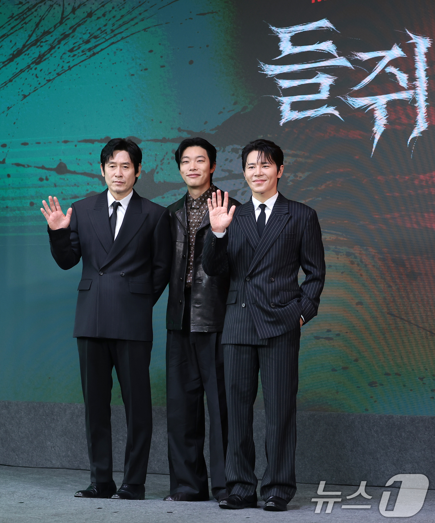 (서울=뉴스1) 권현진 기자 = 배우 설경구(왼쪽부터)와 류준열, 이규형이 20일 서울 마포구 호텔 나루 서울 엠갤러리에서 열린 넷플릭스 시리즈 '들쥐'(감독 김홍선) 제작발표회에 …