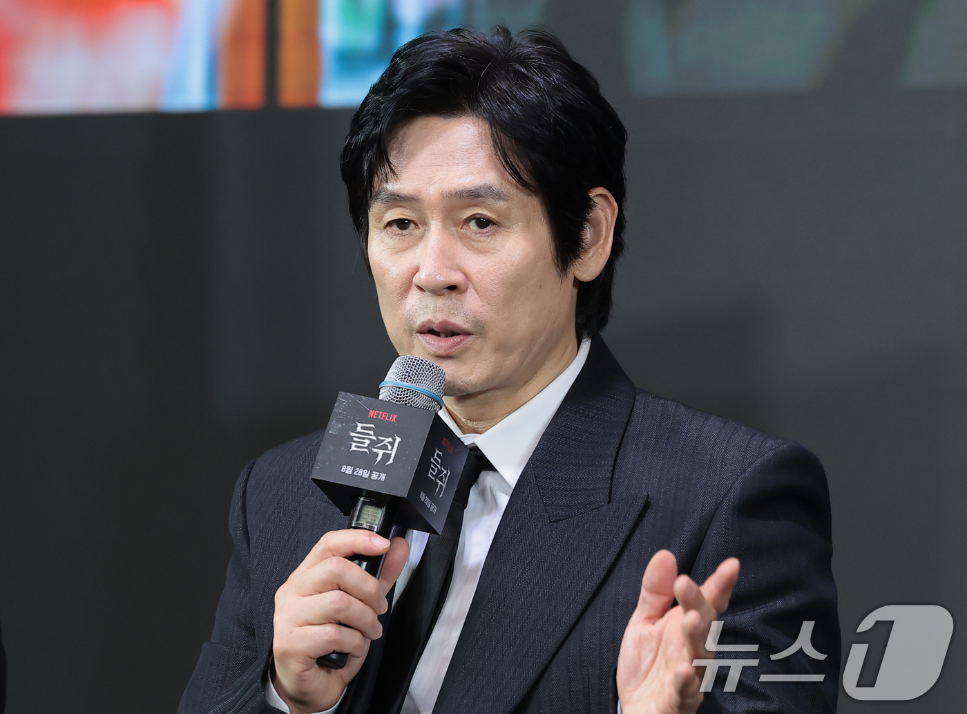 (서울=뉴스1) 권현진 기자 = 배우 설경구가 20일 서울 마포구 호텔 나루 서울 엠갤러리에서 열린 넷플릭스 시리즈 '들쥐'(감독 김홍선) 제작발표회에서 인사말을 하고 있다.동명의 …