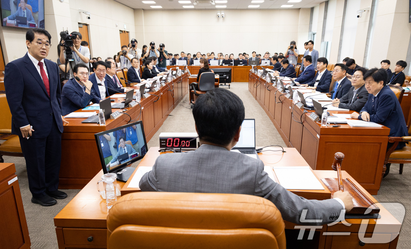 (서울=뉴스1) 유승관 기자 = 조승래 국회 재정경제기획위원장이 20일 서울 여의도 국회에서 열린 제438회 국회(임시회) 재정경제기획위원회 제1차 전체회의에서 배준영 국민의힘 간 …
