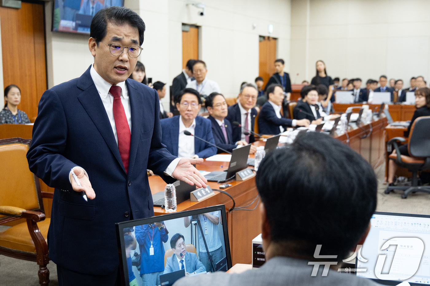 (서울=뉴스1) 유승관 기자 = 국회 재정경제기획위원회 배준영 국민의힘 간사가 20일 서울 여의도 국회에서 열린 제438회 국회(임시회) 재정경제기획위원회 제1차 전체회의에서 조승 …