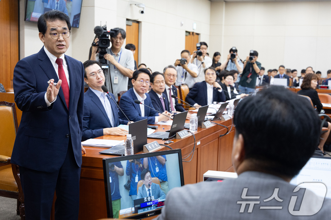 (서울=뉴스1) 유승관 기자 = 국회 재정경제기획위원회 배준영 국민의힘 간사가 20일 서울 여의도 국회에서 열린 제438회 국회(임시회) 재정경제기획위원회 제1차 전체회의에서 조승 …
