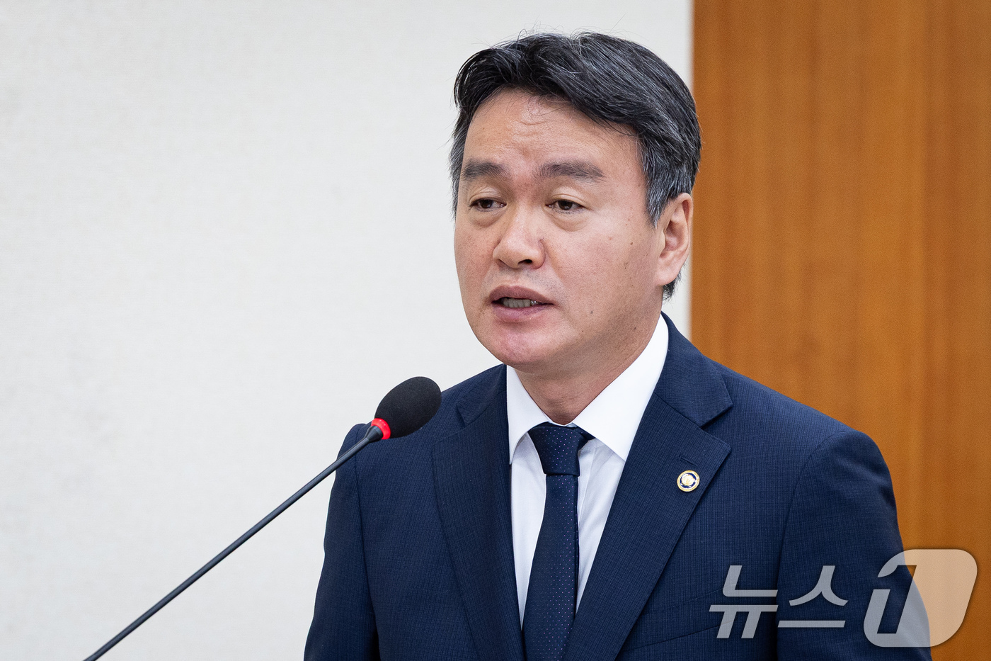 (서울=뉴스1) 유승관 기자 = 이종욱 관세청장이 20일 서울 여의도 국회에서 열린 제438회 국회(임시회) 재정경제기획위원회 제1차 전체회의에 출석해 2025회계연도 결산 및 예 …