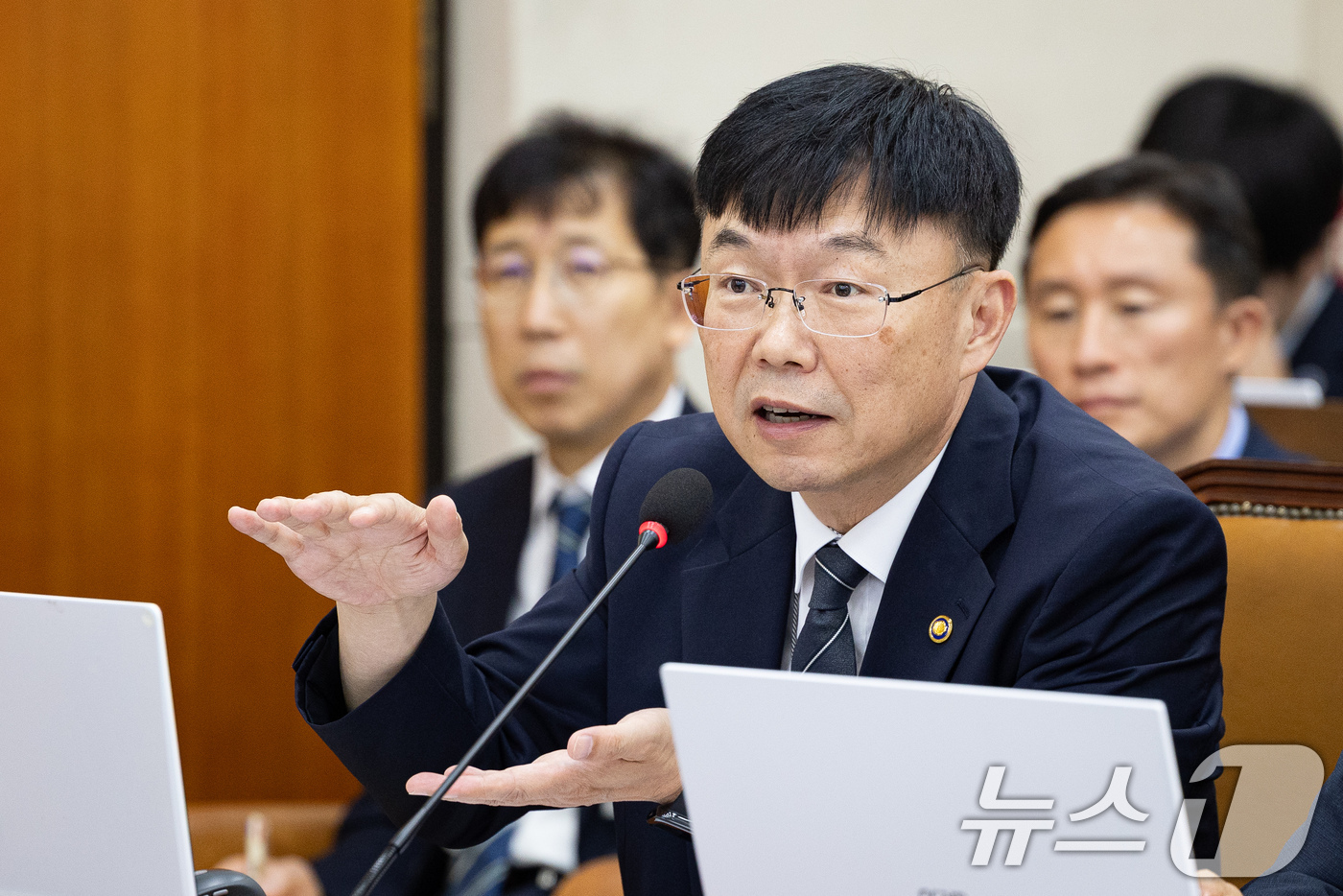 (서울=뉴스1) 유승관 기자 = 안형준 국가데이터처장이 20일 서울 여의도 국회에서 열린 제438회 국회(임시회) 재정경제기획위원회 제1차 전체회의에 출석해 자료제출 요구에 답변하 …