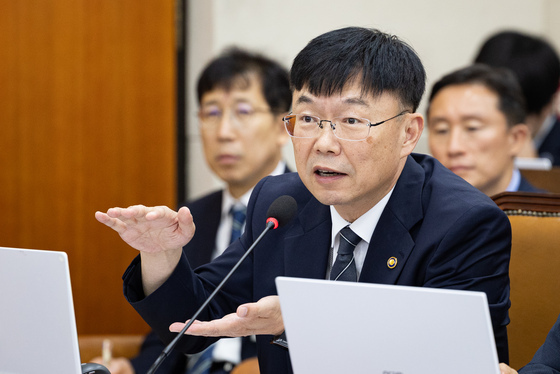 자료제출 요구 답변하는 안형준 국가데이터처장