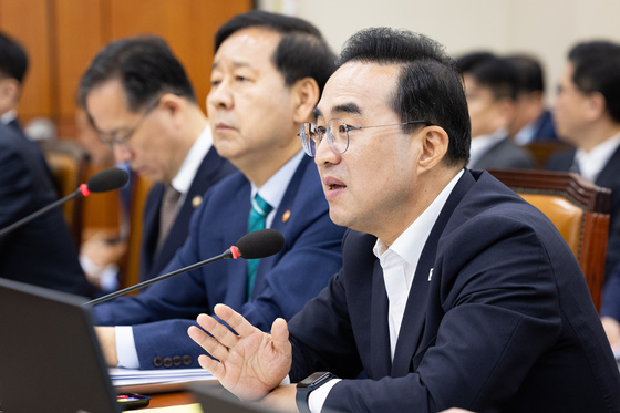 의원 질의 답하는 박홍근 기획예산처 장관