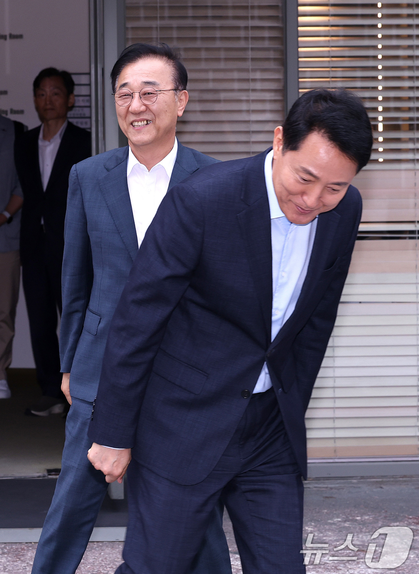 (서울=뉴스1) 박지혜 기자 = 김윤덕 국토교통부 장관과 오세훈 서울시장이 20일 서울 중구 정동에서 서울 주택 공급 방안을 논의하기 위한 회동을 마친 뒤 이동하고 있다.이번 회동 …