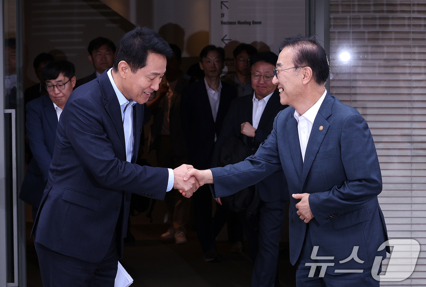 (서울=뉴스1) 박지혜 기자 = 김윤덕 국토교통부 장관과 오세훈 서울시장이 20일 서울 중구 정동에서 서울 주택 공급 방안을 논의하기 위한 회동을 마친 뒤 인사하고 있다.이번 회동 …