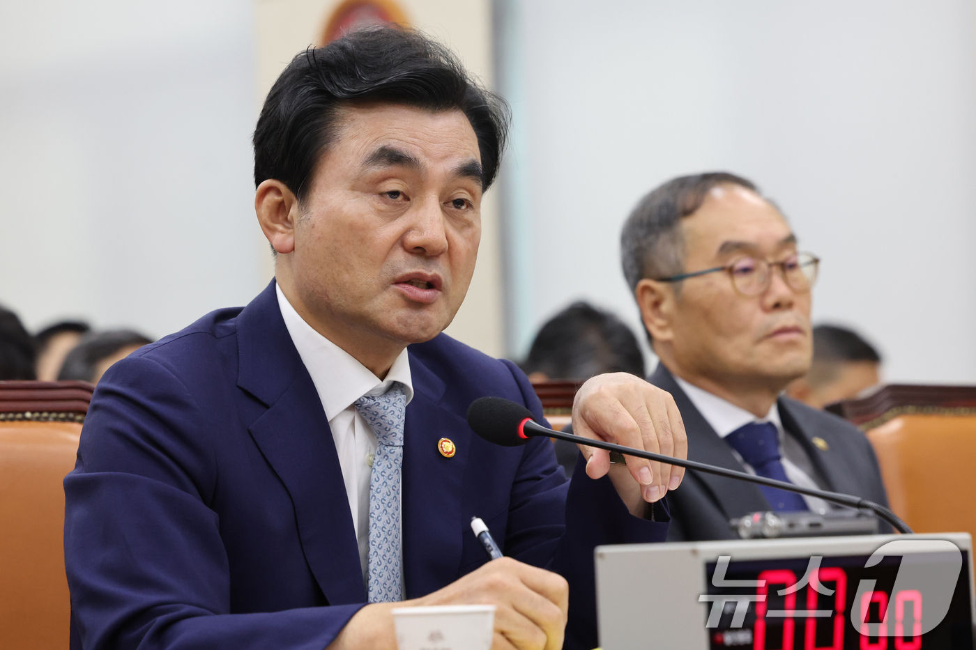 (서울=뉴스1) 황기선 기자 = 안규백 국방부 장관이 20일 오전 서울 여의도 국회에서 열린 국방위원회 전체회의에서 의원질의에 답하고 있다.  2026.8.20/뉴스1