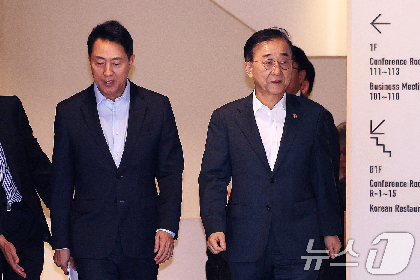 (서울=뉴스1) 박지혜 기자 = 김윤덕 국토교통부 장관과 오세훈 서울시장이 20일 서울 중구 정동에서 서울 주택 공급 방안을 논의하기 위한 회동을 마친 뒤 이동하고 있다.이번 회동 …