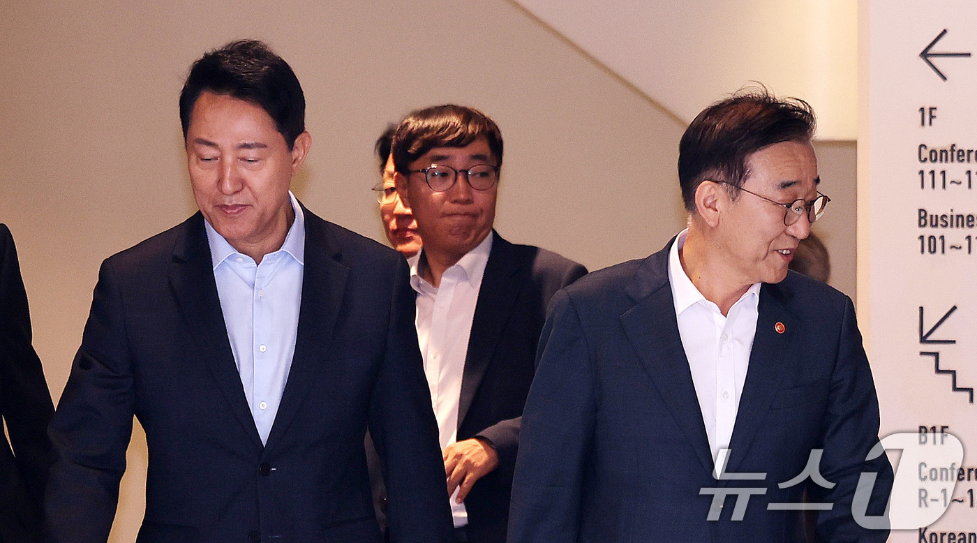 (서울=뉴스1) 박지혜 기자 = 김윤덕 국토교통부 장관과 오세훈 서울시장이 20일 서울 중구 정동에서 서울 주택 공급 방안을 논의하기 위한 회동을 마친 뒤 이동하고 있다.이번 회동 …