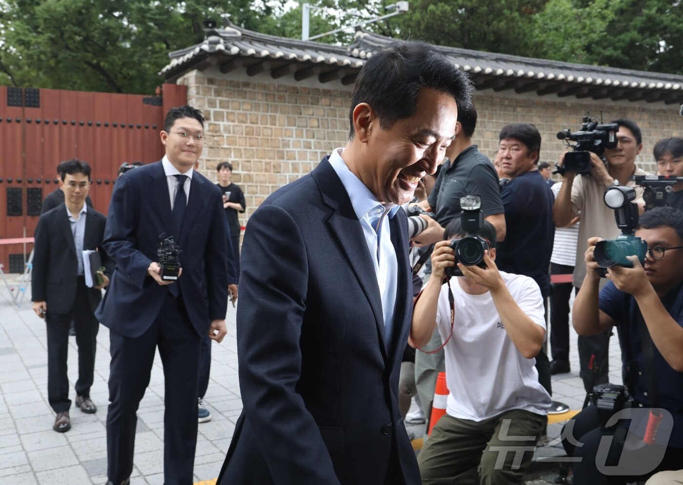 본문 이미지 - 오세훈 서울시장이 20일 서울 중구 정동에서 김윤덕 국토교통부 장관과 서울 주택 공급 대책을 논의하기 위해 회동 장소로 이동하고 있다. 2026.8.20 ⓒ 뉴스1 김우진 수습기자