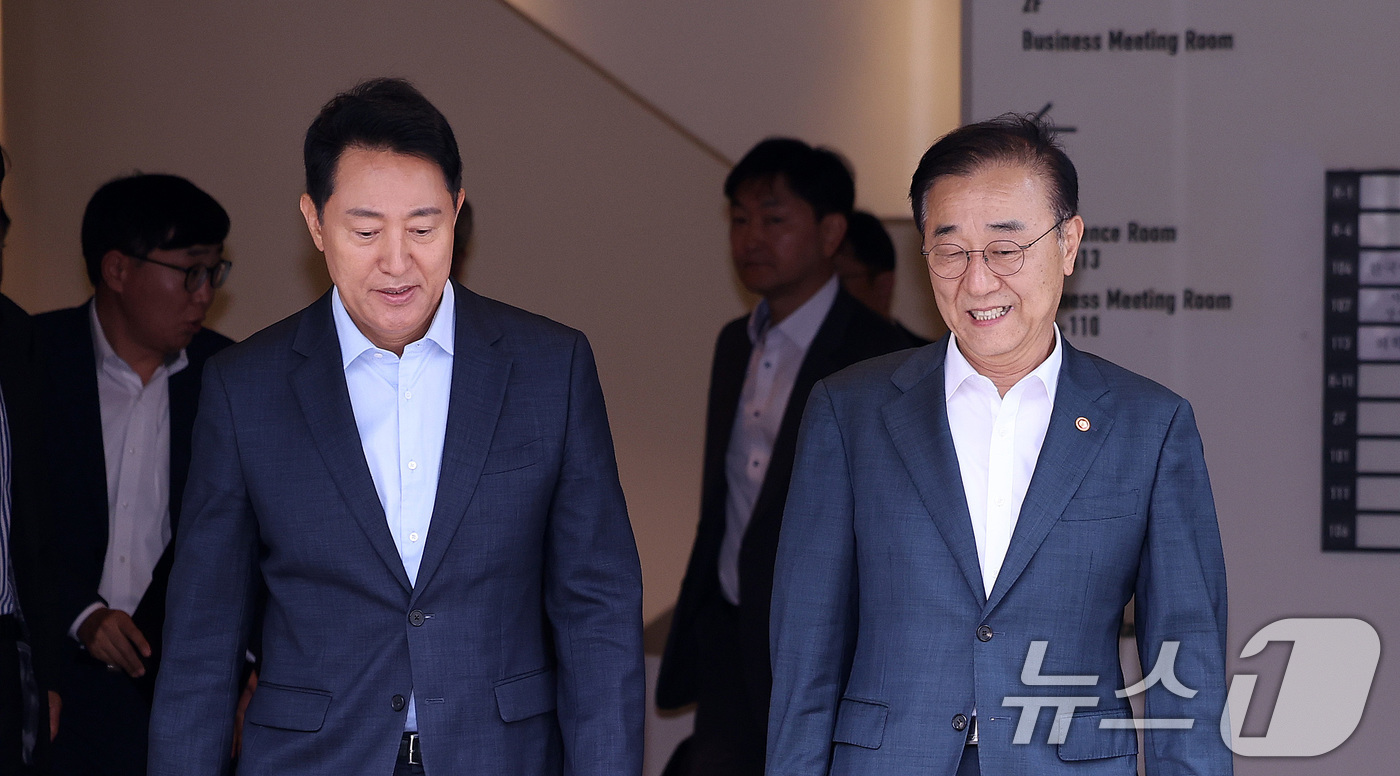 (서울=뉴스1) 박지혜 기자 = 김윤덕 국토교통부 장관과 오세훈 서울시장이 20일 서울 중구 정동에서 서울 주택 공급 방안을 논의하기 위한 회동을 마친 뒤 이동하고 있다.이번 회동 …
