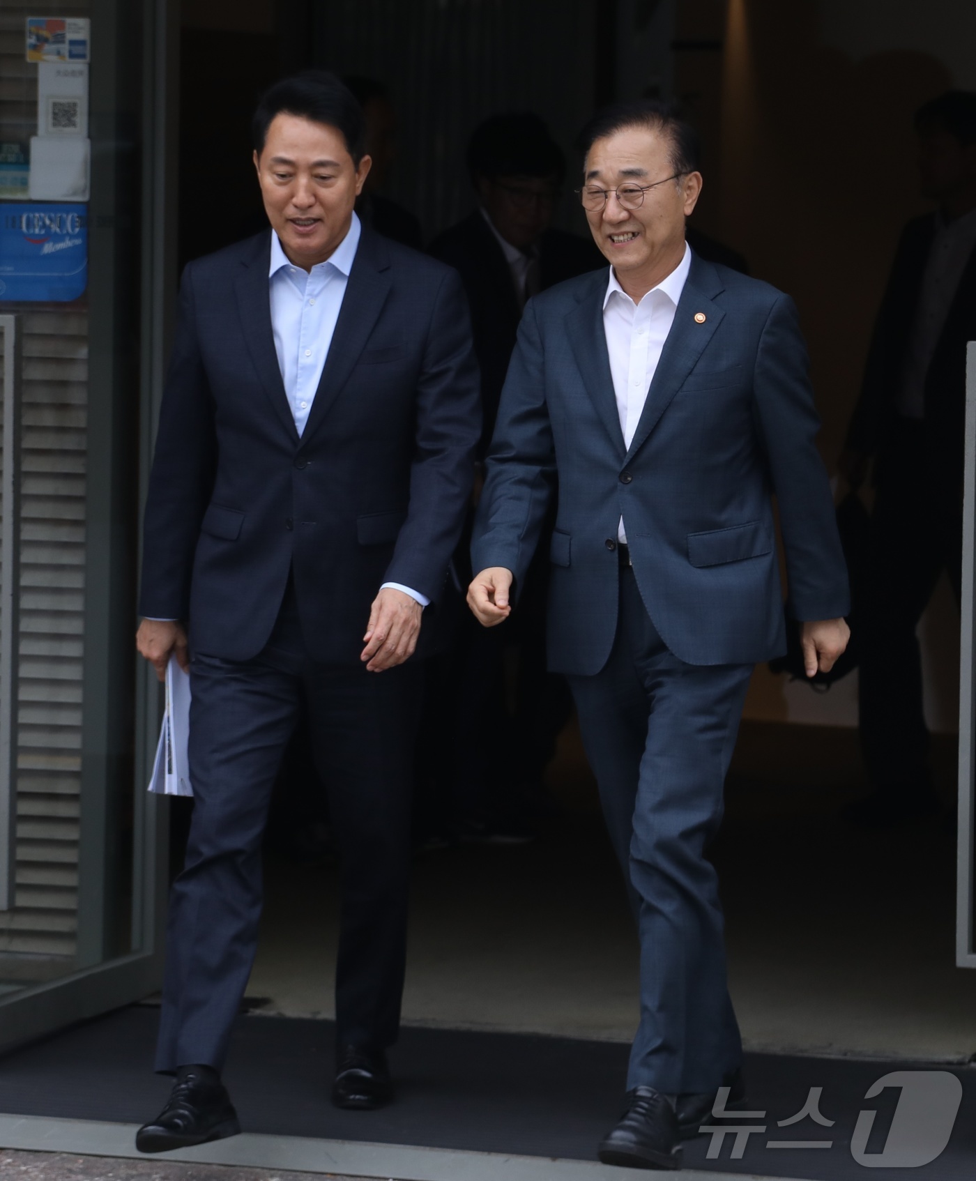(서울=뉴스1) 김우진 수습기자 = 김윤덕 국토교통부 장관과 오세훈 서울시장이 20일 서울 중구 정동에서 서울 주택 공급 방안을 논의하기 위한 회동을 마친 뒤 이동하고 있다.  2 …