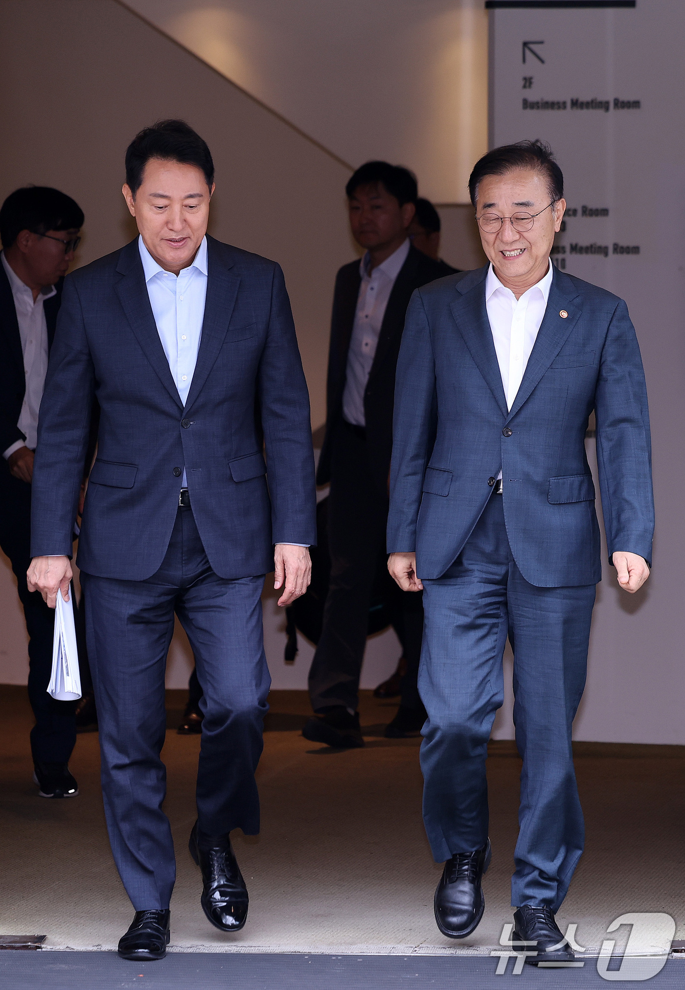 (서울=뉴스1) 박지혜 기자 = 김윤덕 국토교통부 장관과 오세훈 서울시장이 20일 서울 중구 정동에서 서울 주택 공급 방안을 논의하기 위한 회동을 마친 뒤 이동하고 있다.이번 회동 …